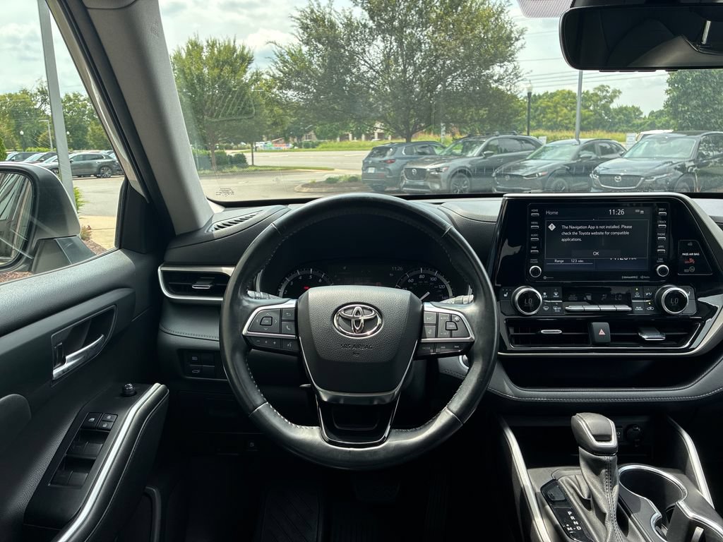 Used 2021 Toyota Highlander XLE AWD/4WD image 27