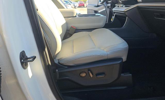 Used 2025 Ford Expedition Active AWD/4WD image 13