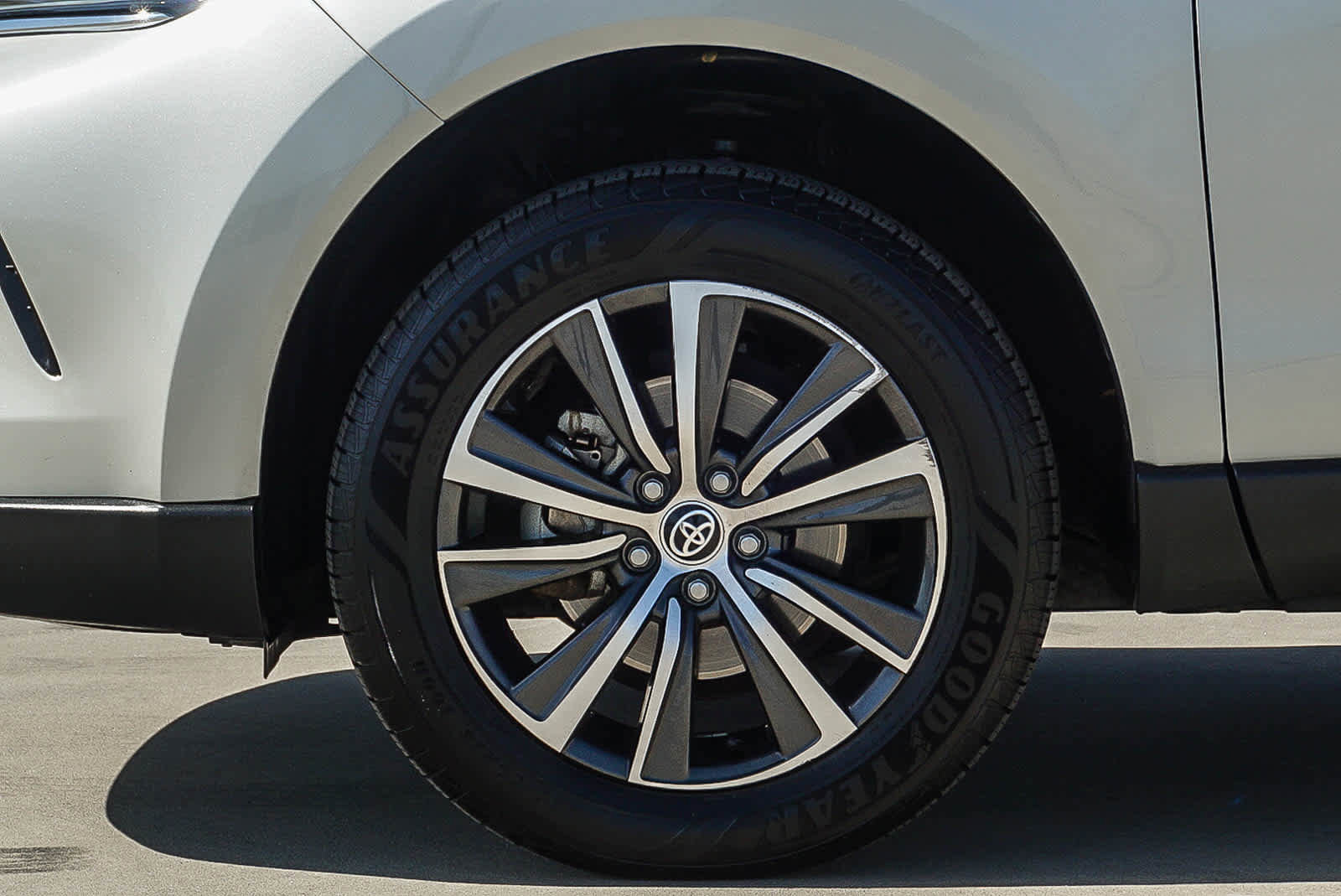 Used 2021 Toyota Venza LE w/ Carpet Mat Package (TMS) AWD/4WD image 9