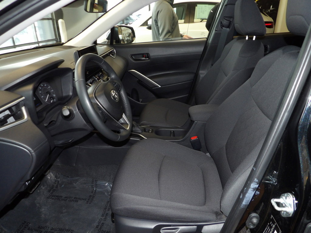 Used 2025 Toyota Corolla Cross LE image 25