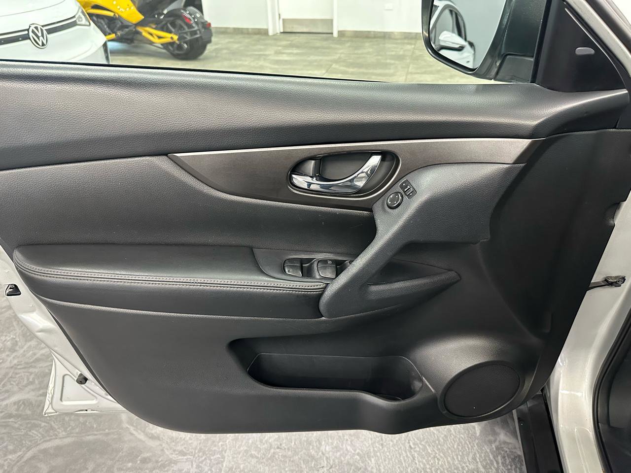 Used 2015 Nissan Rogue SV w/ SV Premium Package image 11