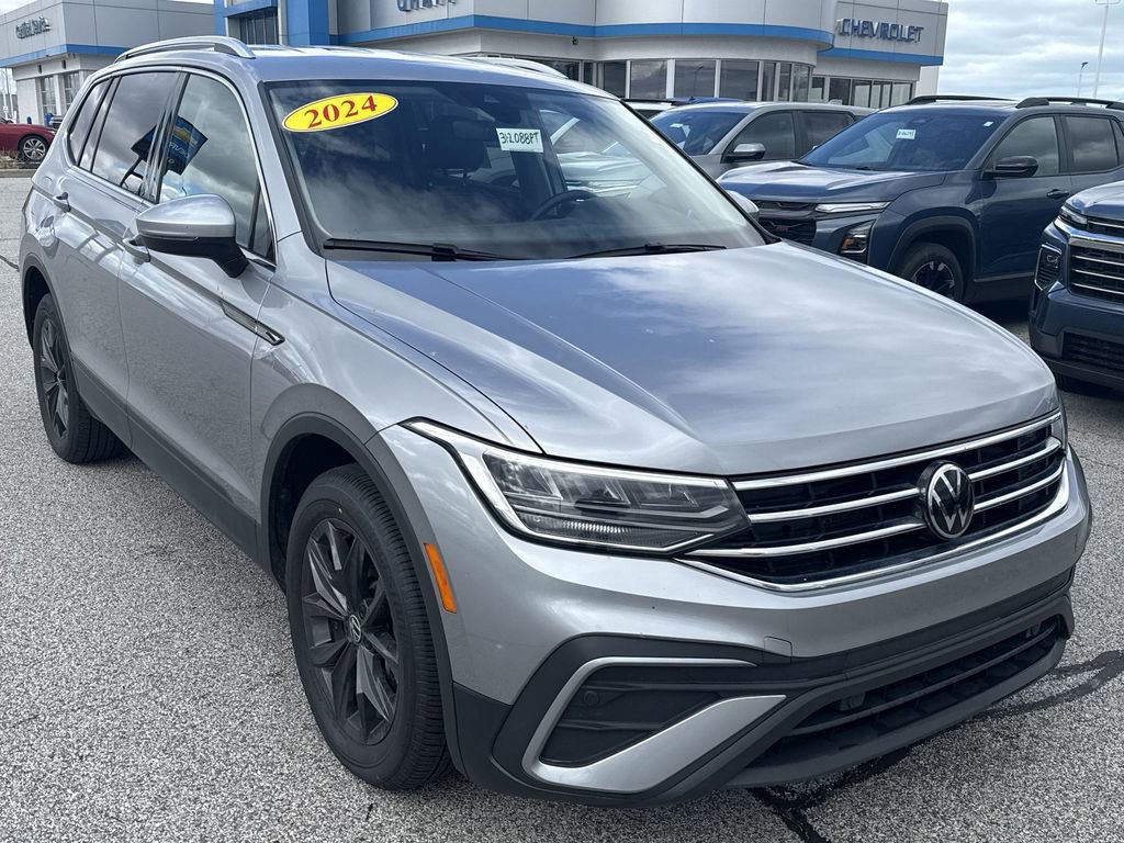 Used 2024 Volkswagen Tiguan SE image 2