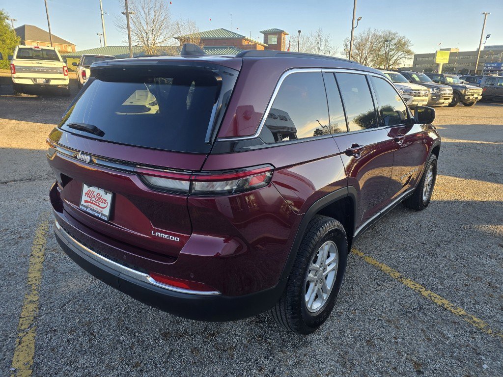 Used 2024 Jeep Grand Cherokee Laredo image 5