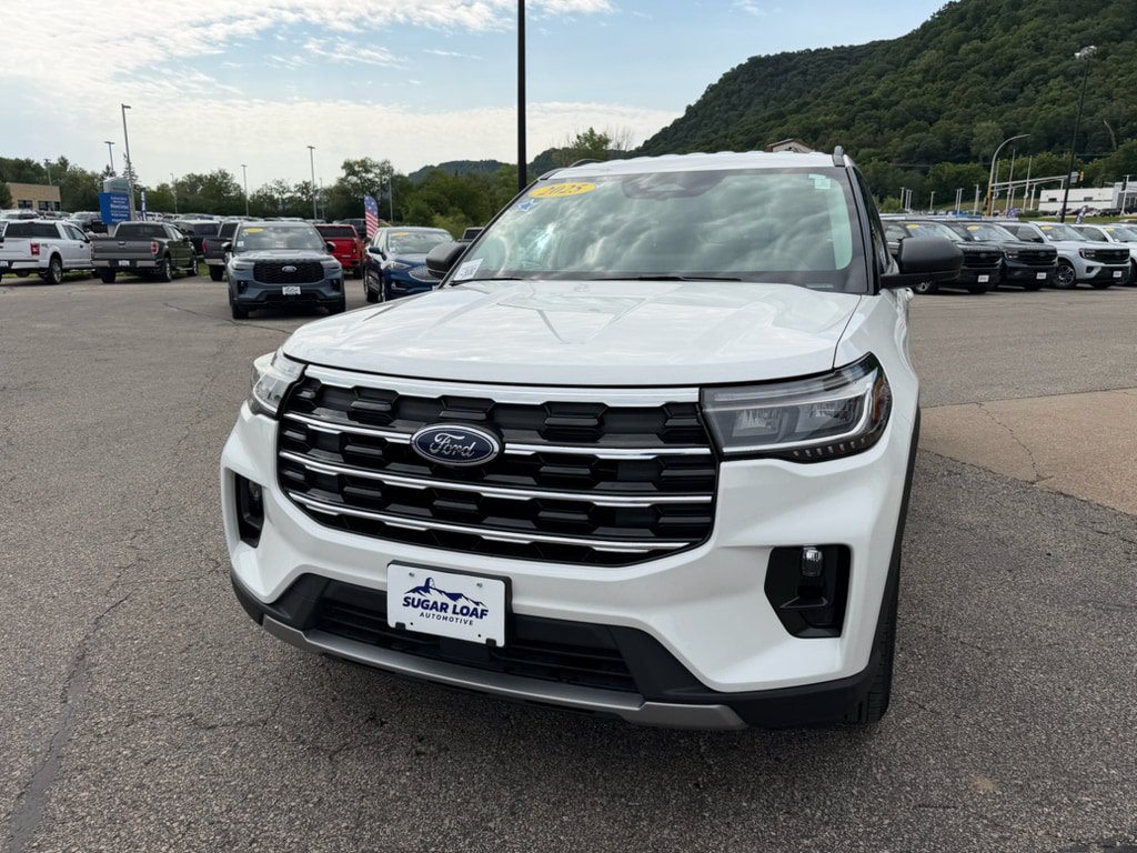Used 2025 Ford Explorer Active w/ Active Comfort Package AWD/4WD image 2