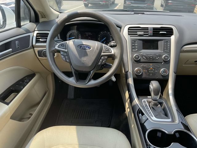 Used 2016 Ford Fusion SE FWD image 2