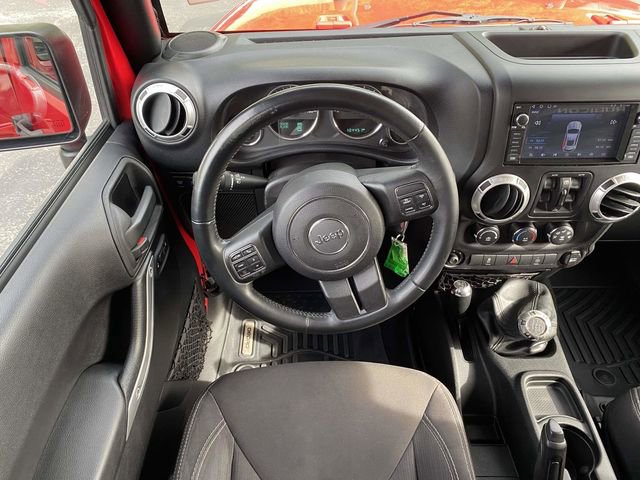 Used 2015 Jeep Wrangler Unlimited Rubicon w/ Connectivity Group image 13