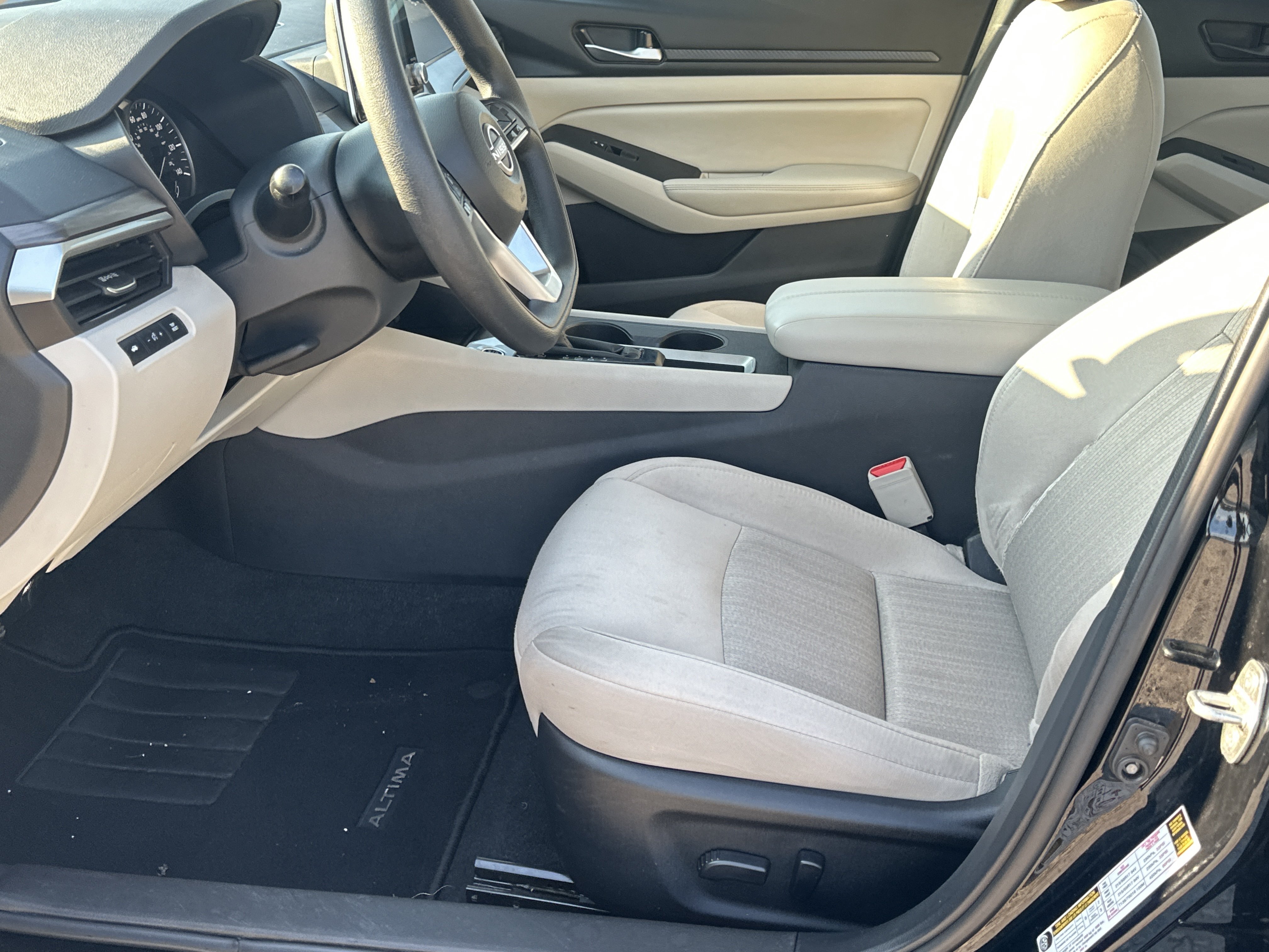 Used 2025 Nissan Altima 2.5 SV FWD image 9