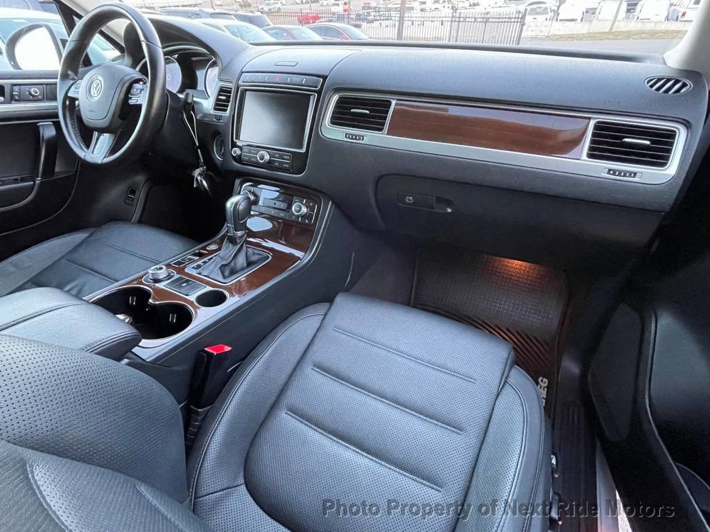 Used 2016 Volkswagen Touareg VR6 image 17
