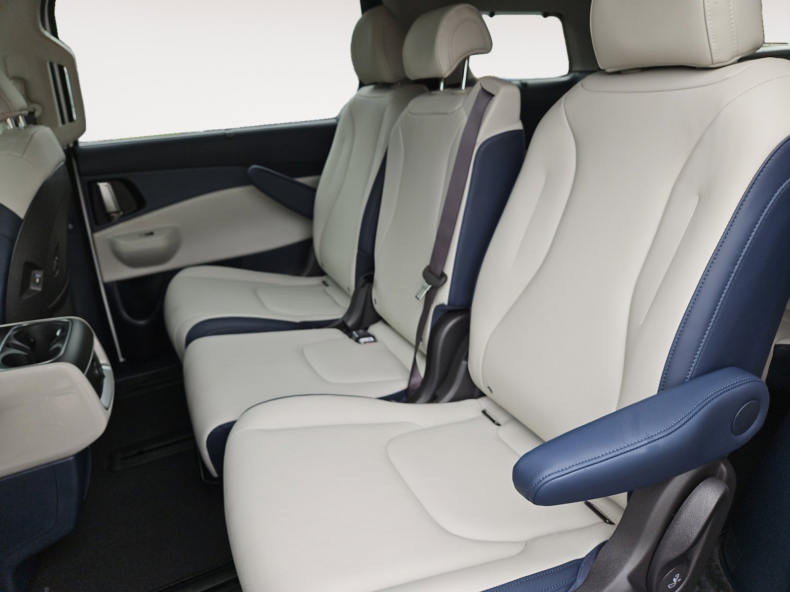 New 2026 Kia Carnival EX image 13