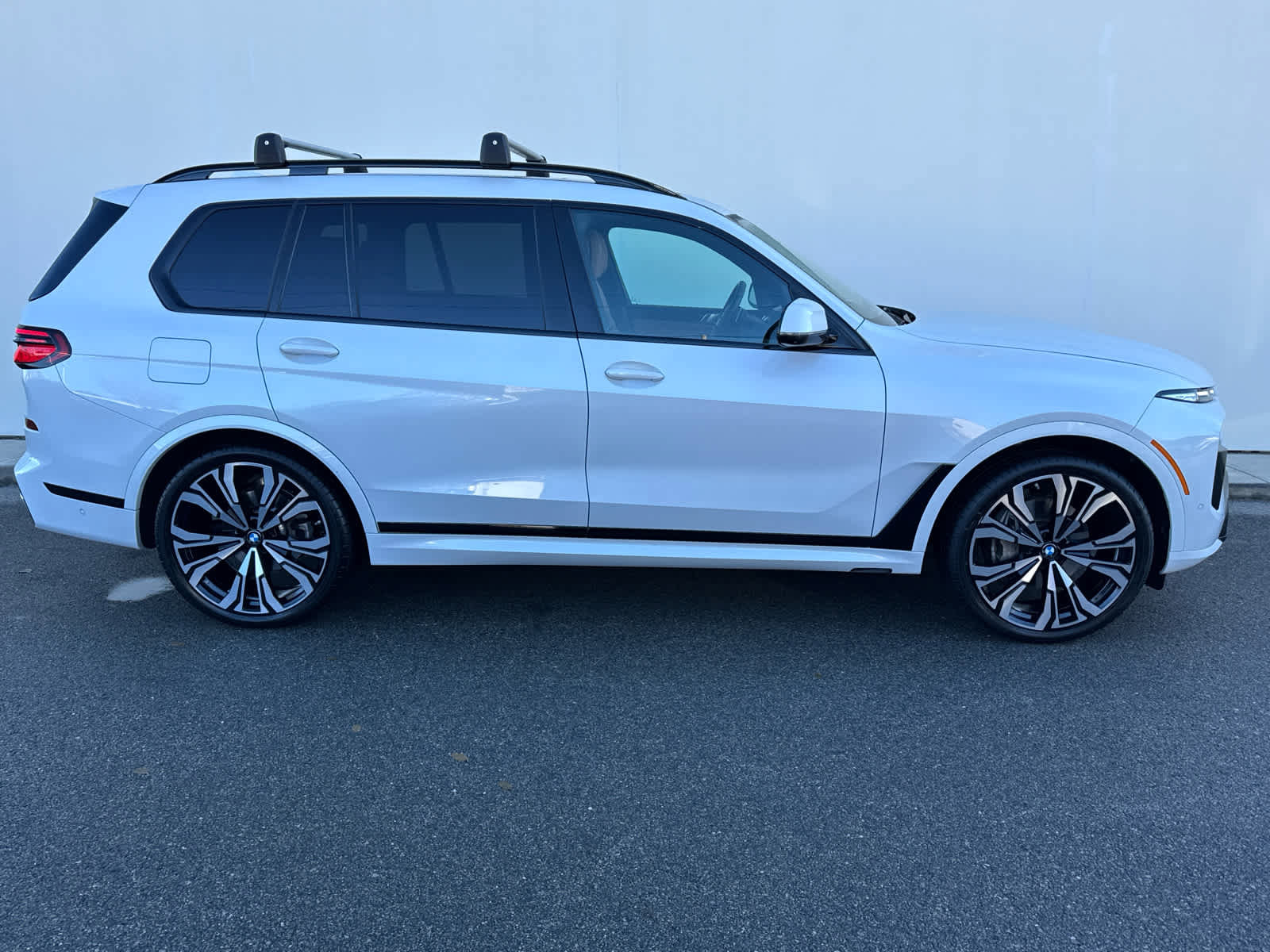 Used 2023 BMW X7 xDrive40i w/ M Sport Package AWD/4WD image 3