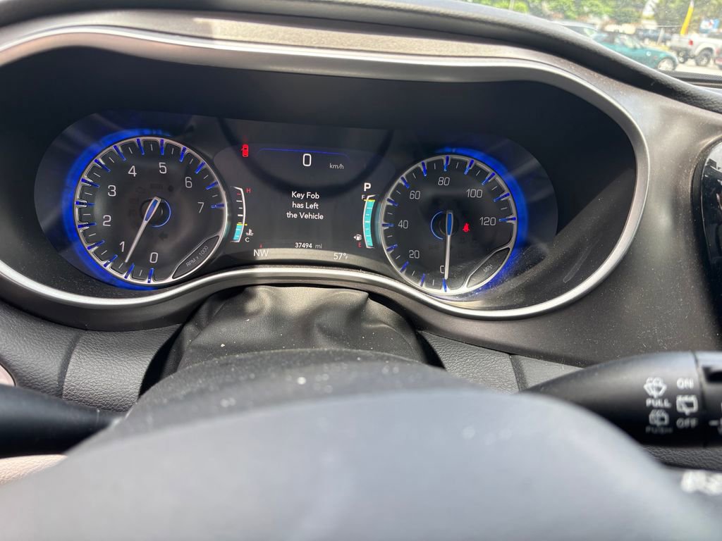Used 2024 Chrysler Pacifica Touring-L FWD image 11