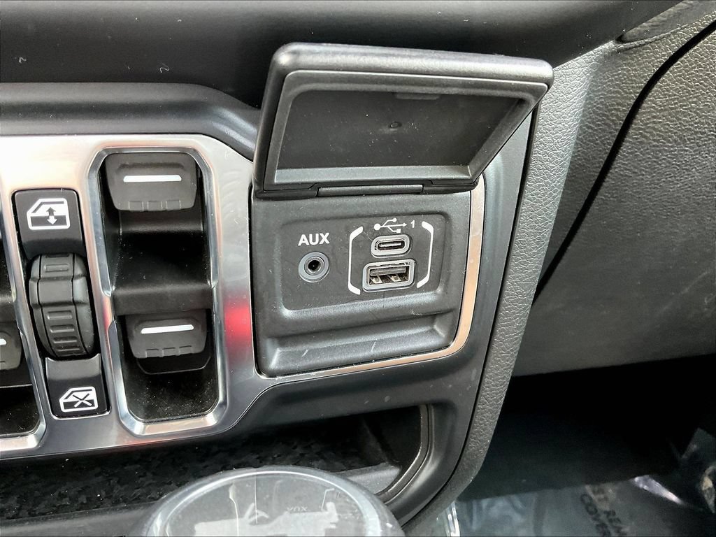 Used 2022 Jeep Wrangler Unlimited Sahara w/ Cold Weather Group AWD/4WD image 15