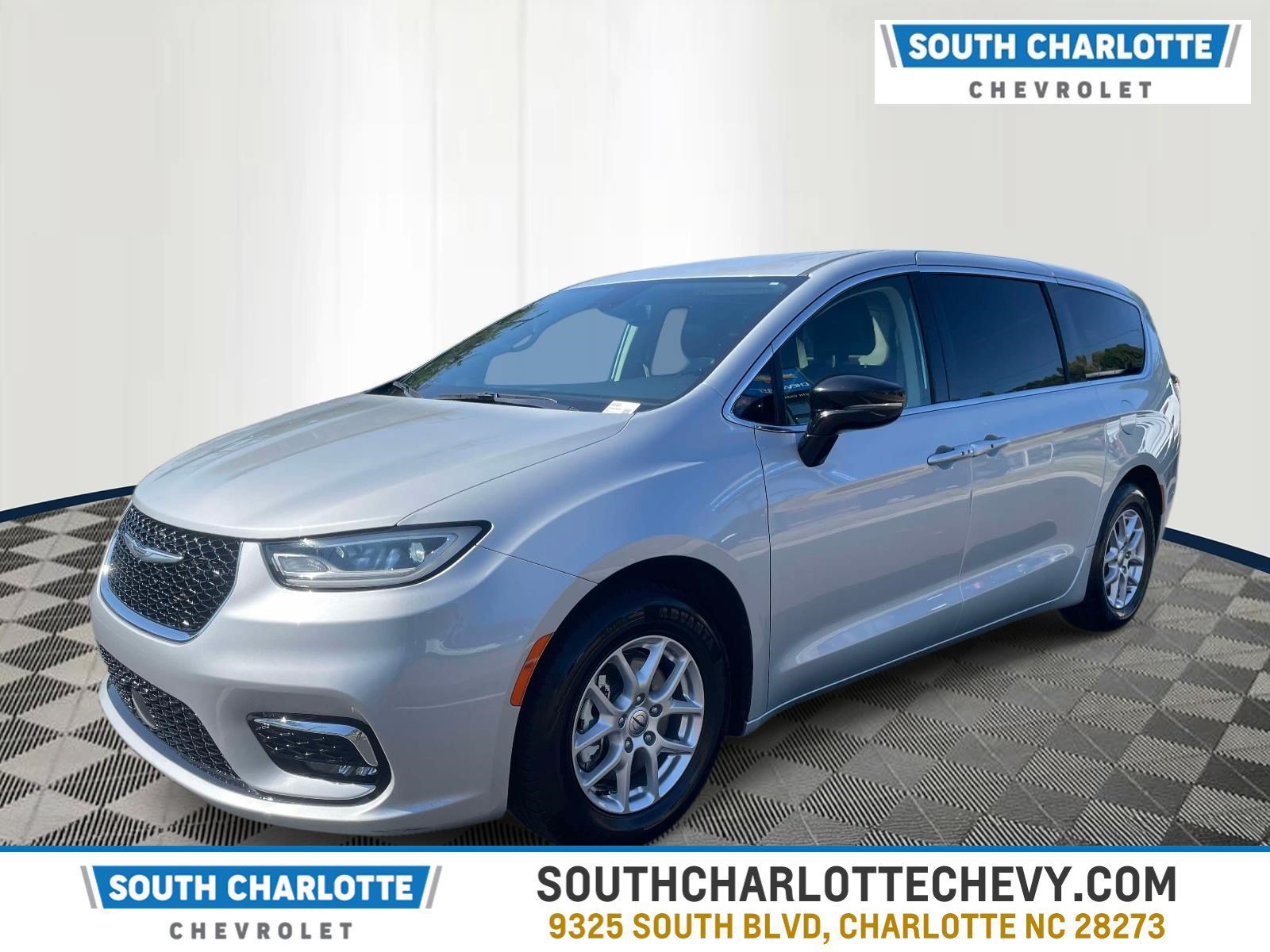 Used 2024 Chrysler Pacifica Touring-L FWD image 1