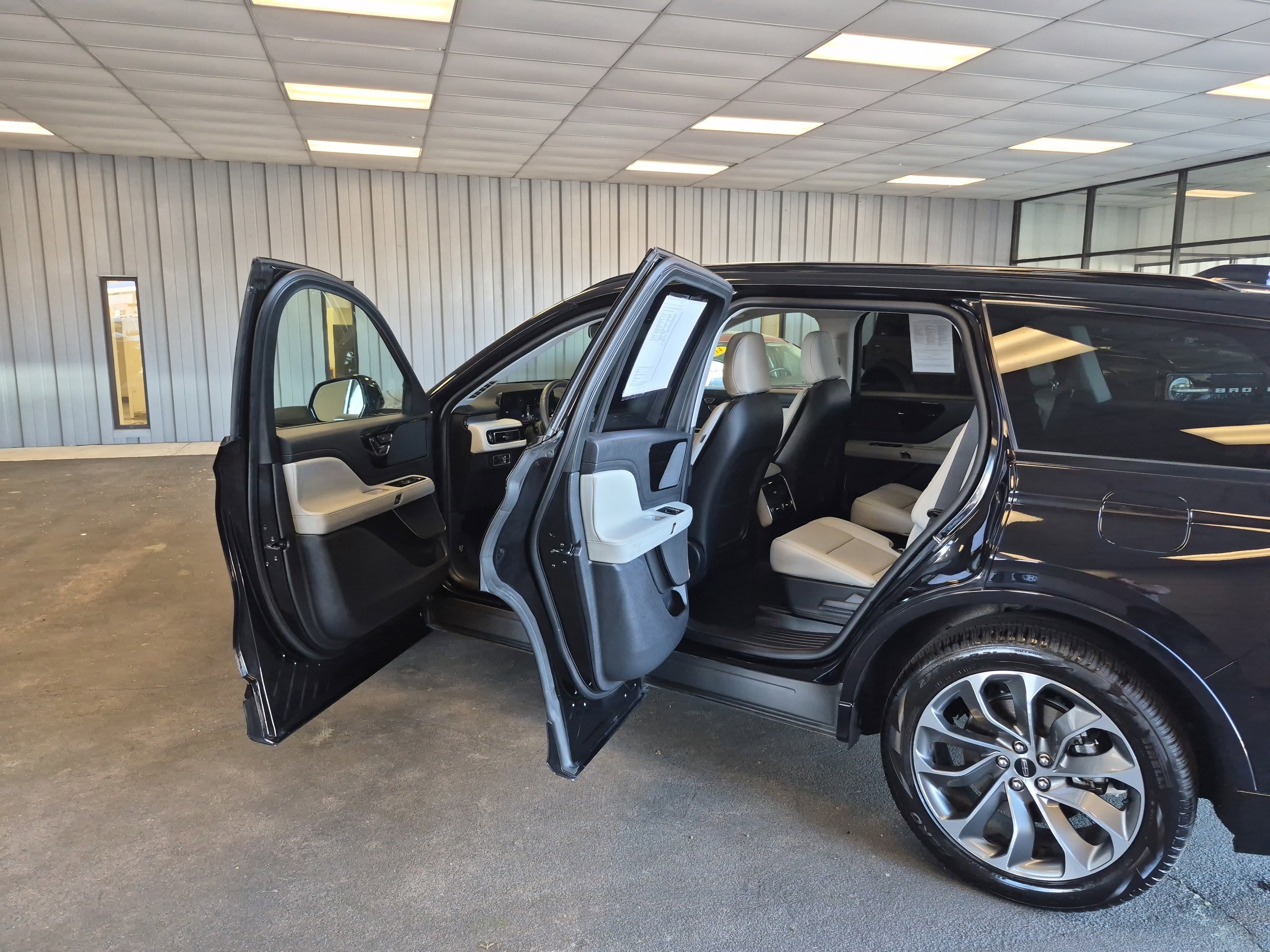 Used 2025 Lincoln Aviator AWD w/ Jet Appearance Package image 14