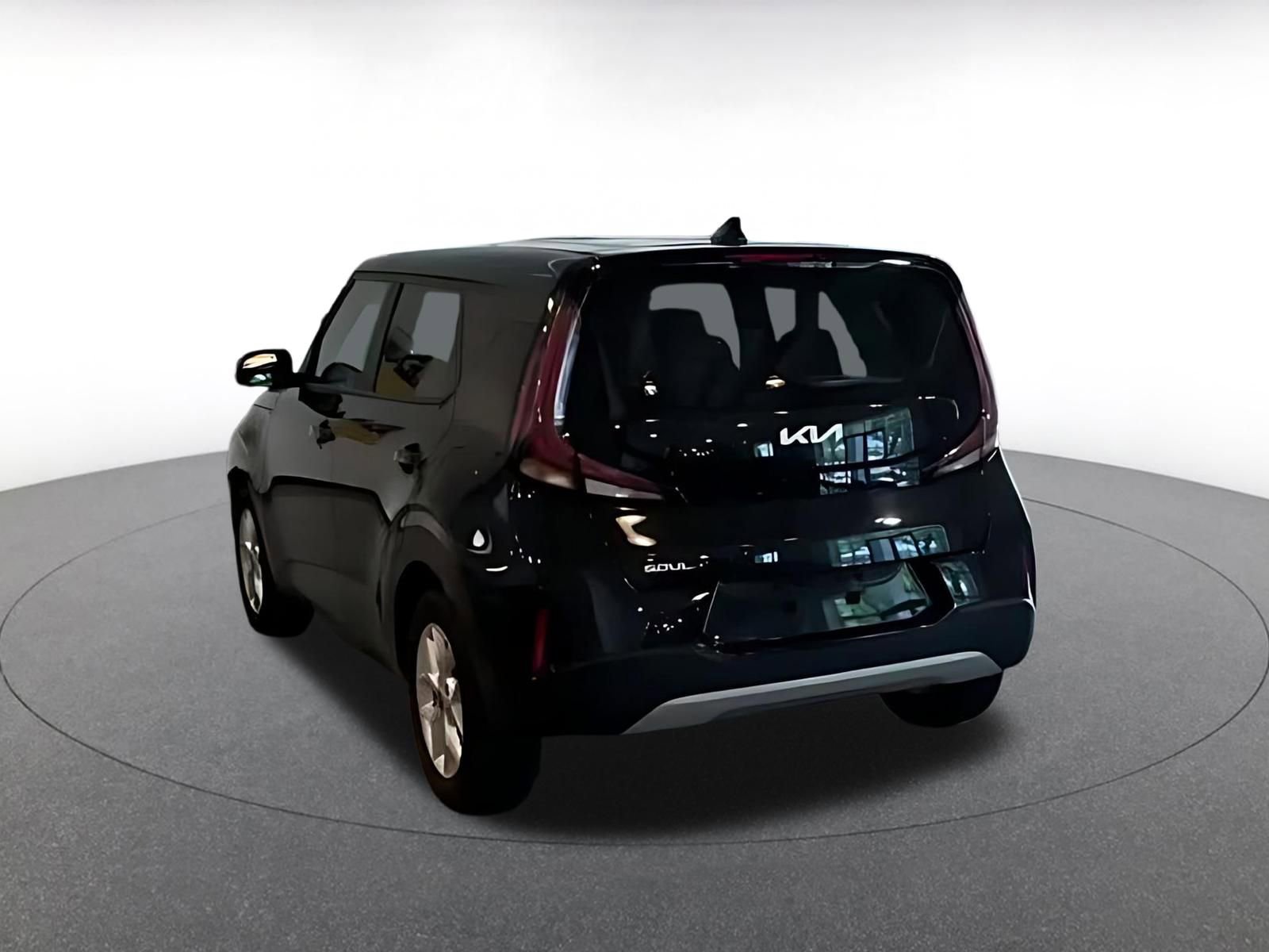 Used 2025 Kia Soul LX w/ LX Technology Package FWD image 9