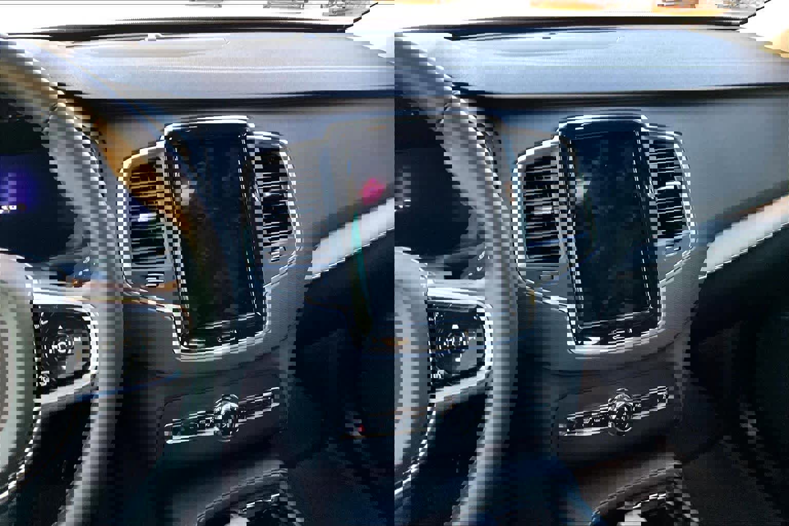 Used 2024 Volvo XC90 B5 Core w/ Protection Package Premier image 6