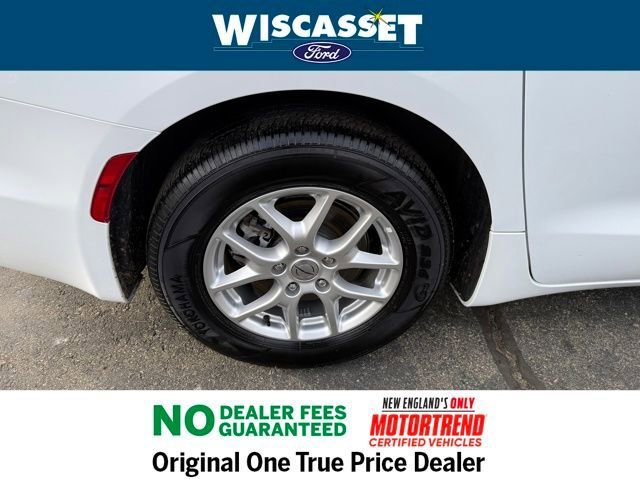 Used 2024 Chrysler Pacifica Touring-L FWD image 30