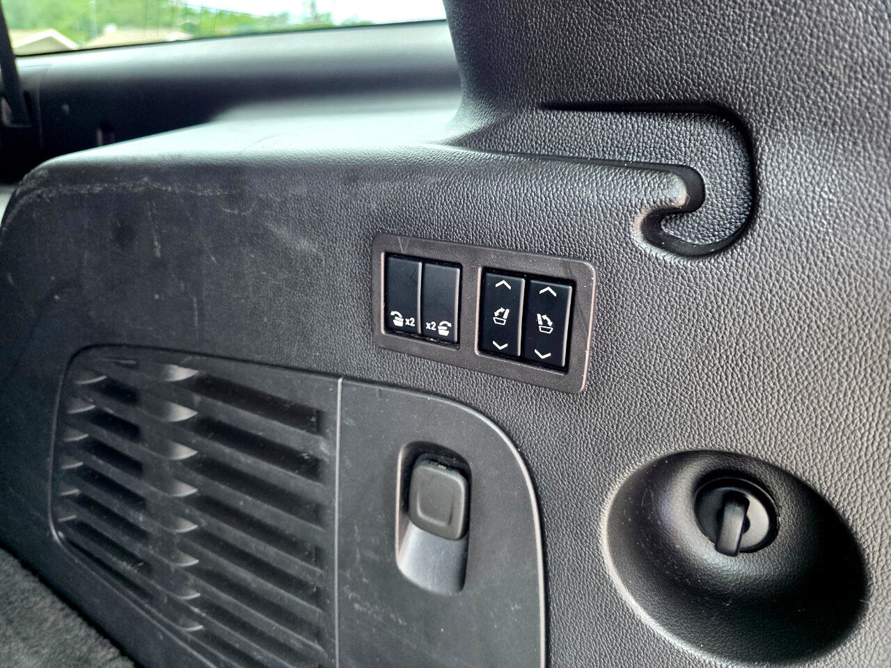 Used 2018 GMC Yukon XL SLT image 16