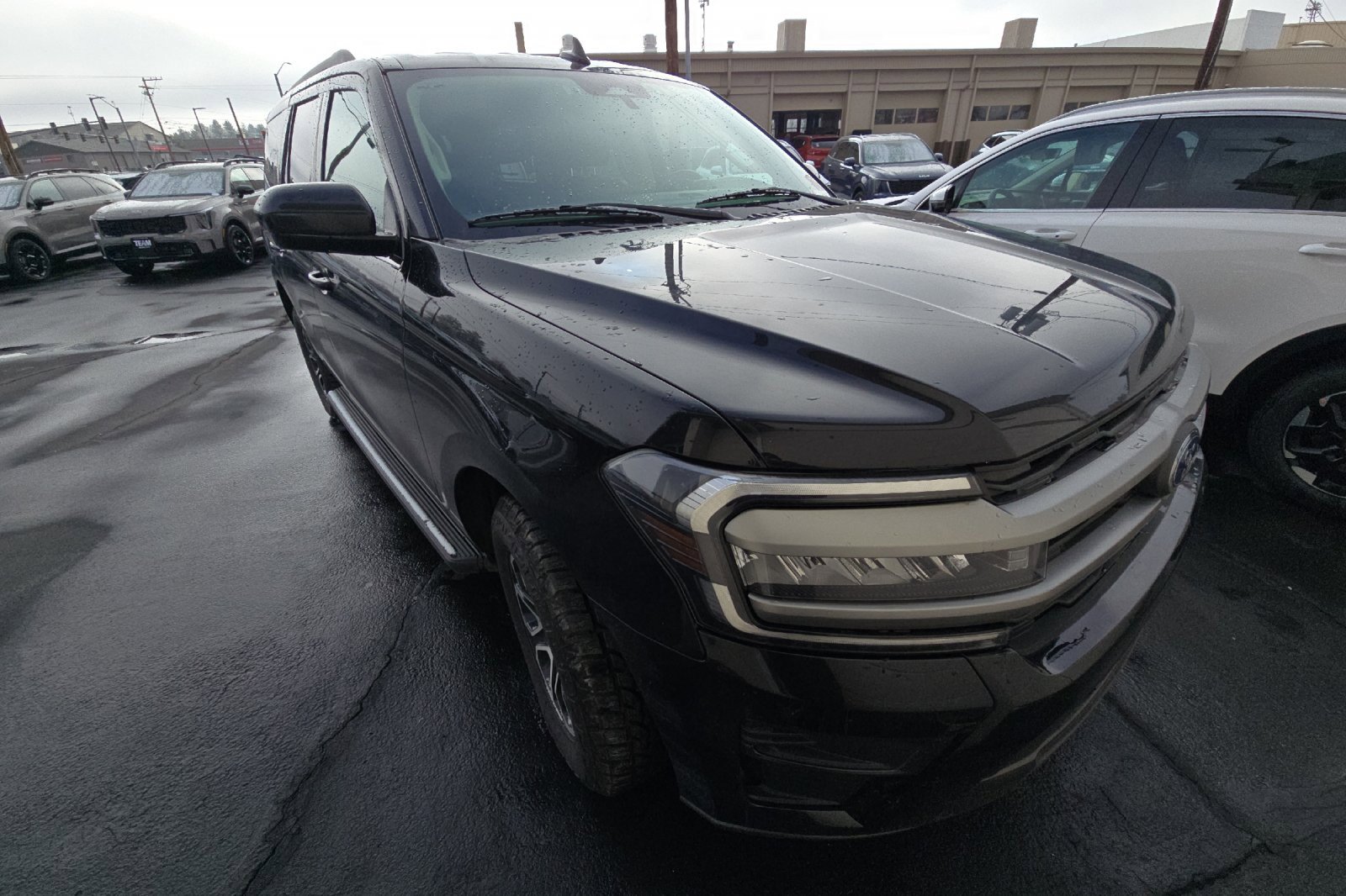 Used 2024 Ford Expedition XLT image 2