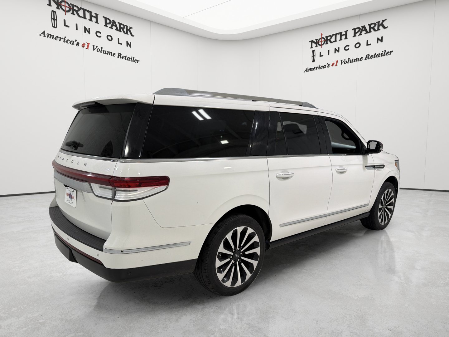 Used 2022 Lincoln Navigator L Reserve RWD image 5