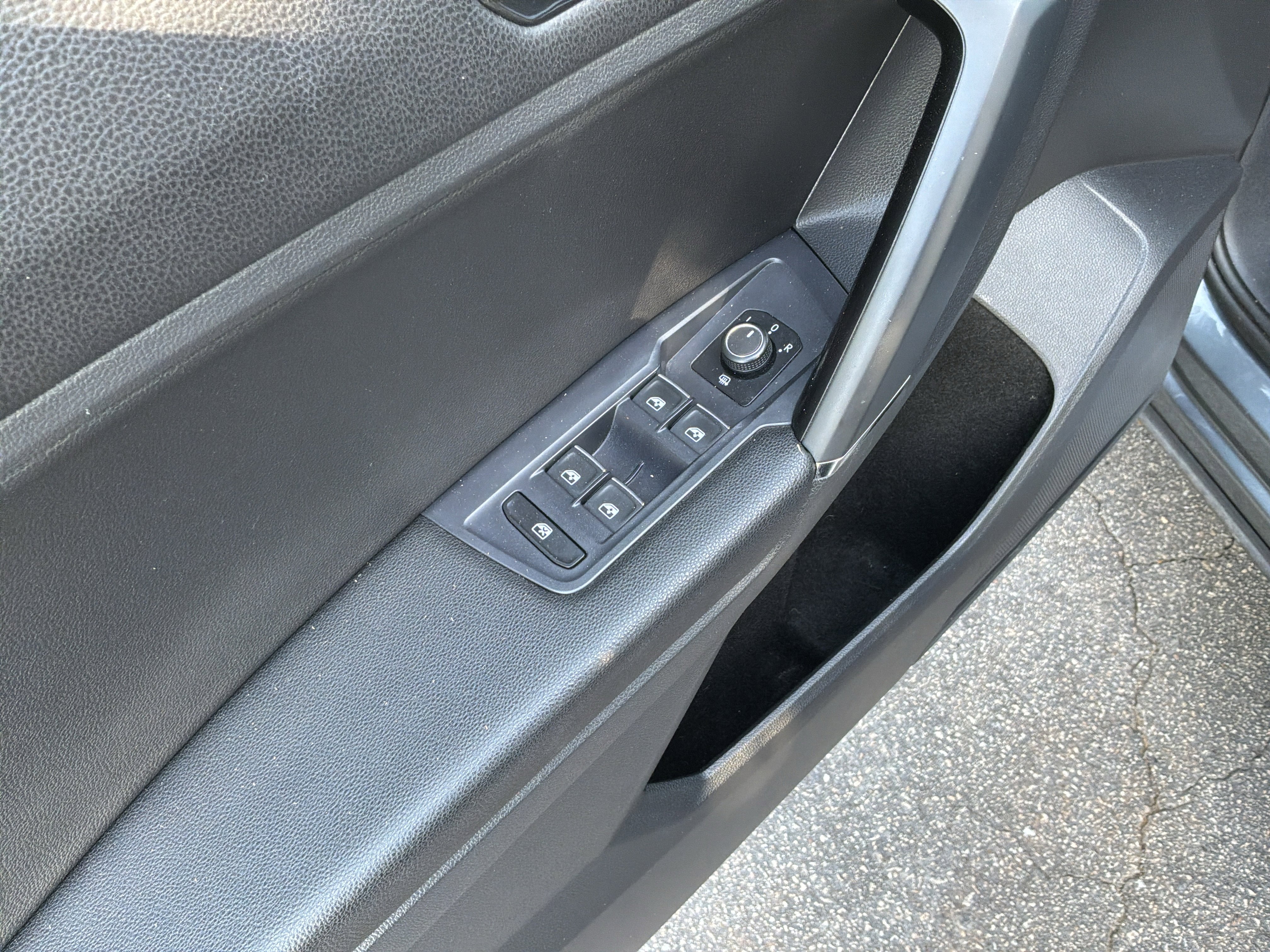 Used 2018 Volkswagen Tiguan SE AWD/4WD image 15