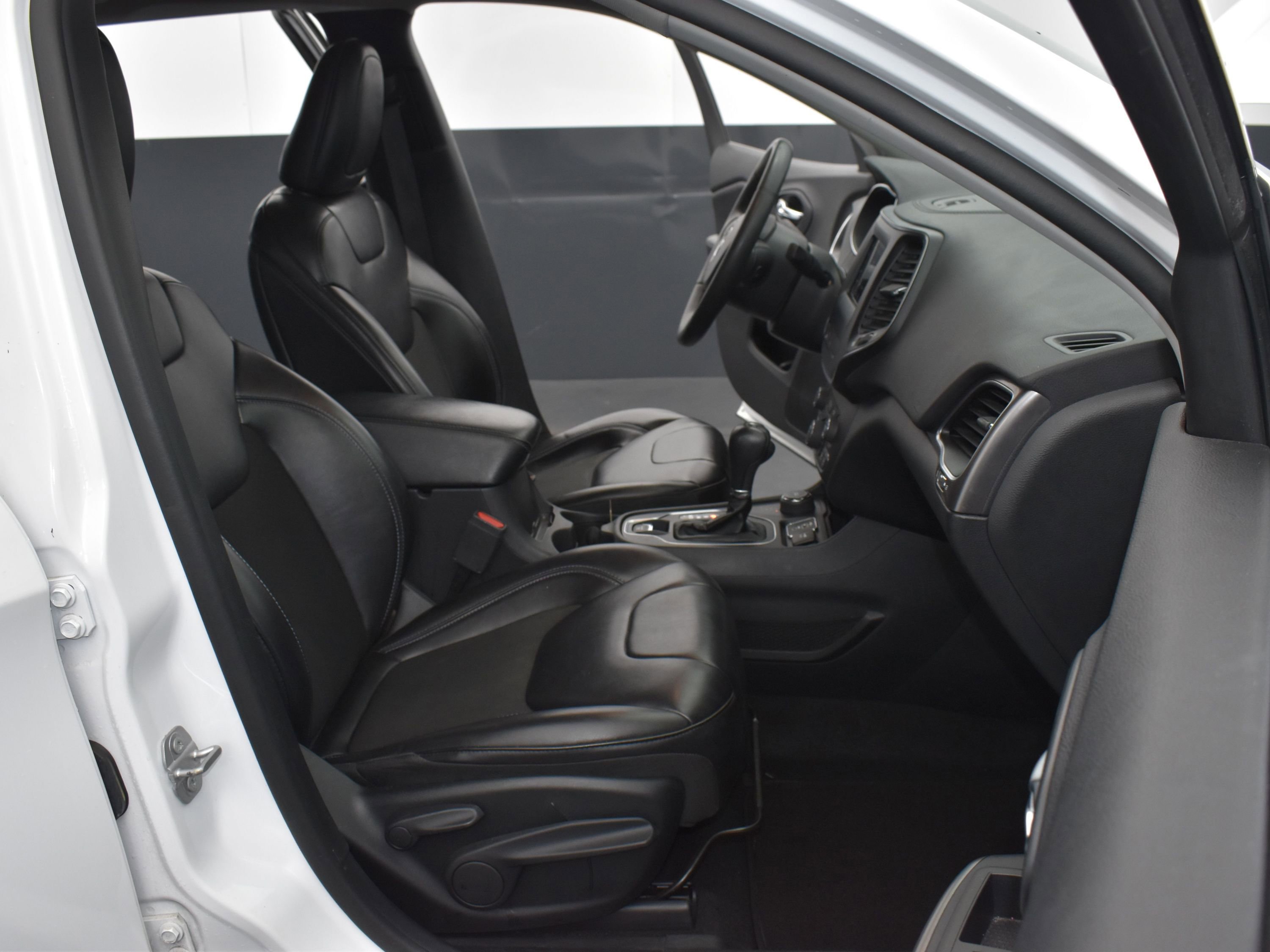 Used 2020 Jeep Cherokee Latitude Plus image 25