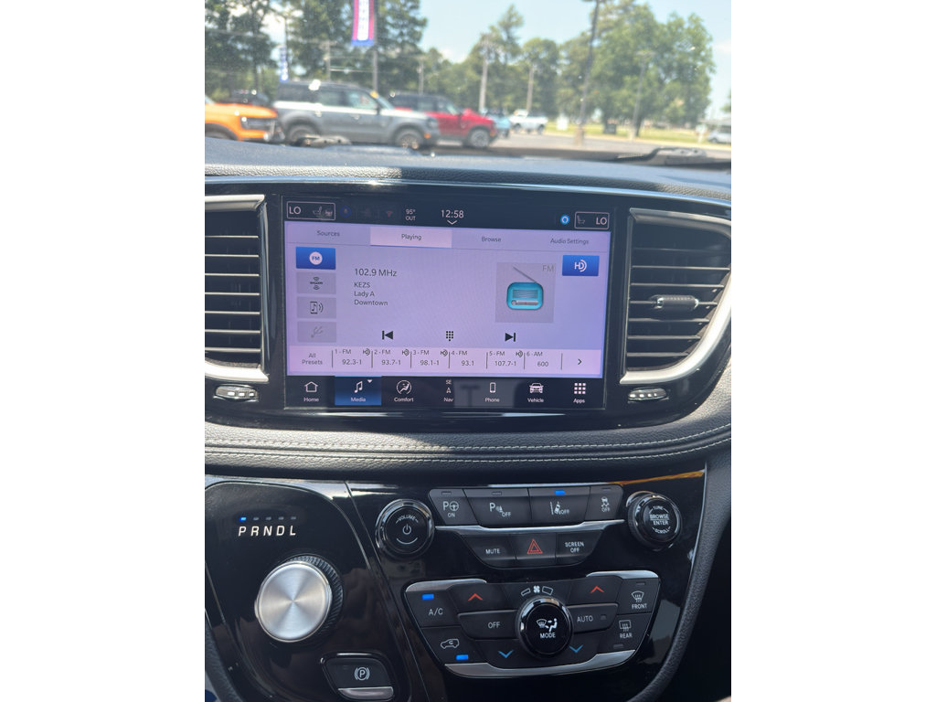 Used 2024 Chrysler Pacifica Limited FWD image 19