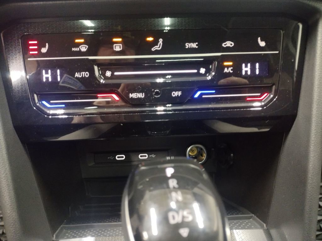 New 2025 Volkswagen Taos SE image 31