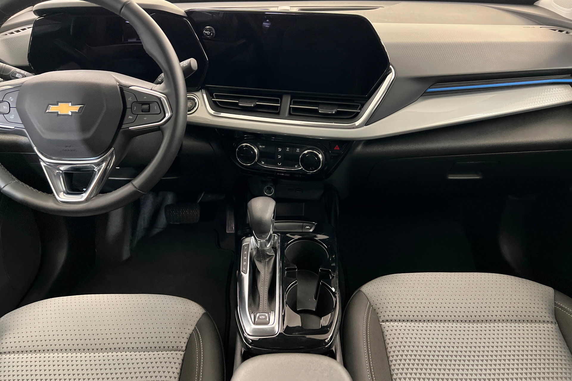 Used 2025 Chevrolet Trax LT w/ LT Convenience Package FWD image 14