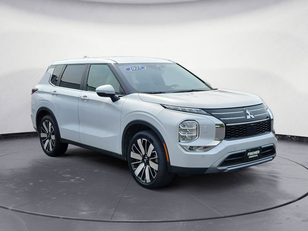 Used 2025 Mitsubishi Outlander SE AWD/4WD image 2
