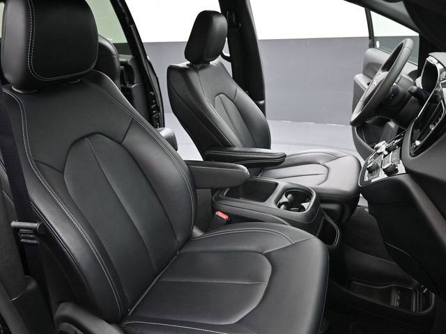 Used 2025 Chrysler Pacifica Select image 26