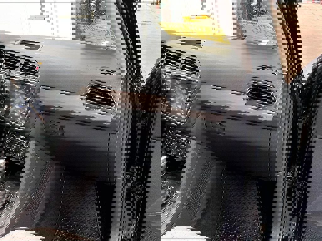 Used 2021 Volkswagen Tiguan SE AWD/4WD image 13