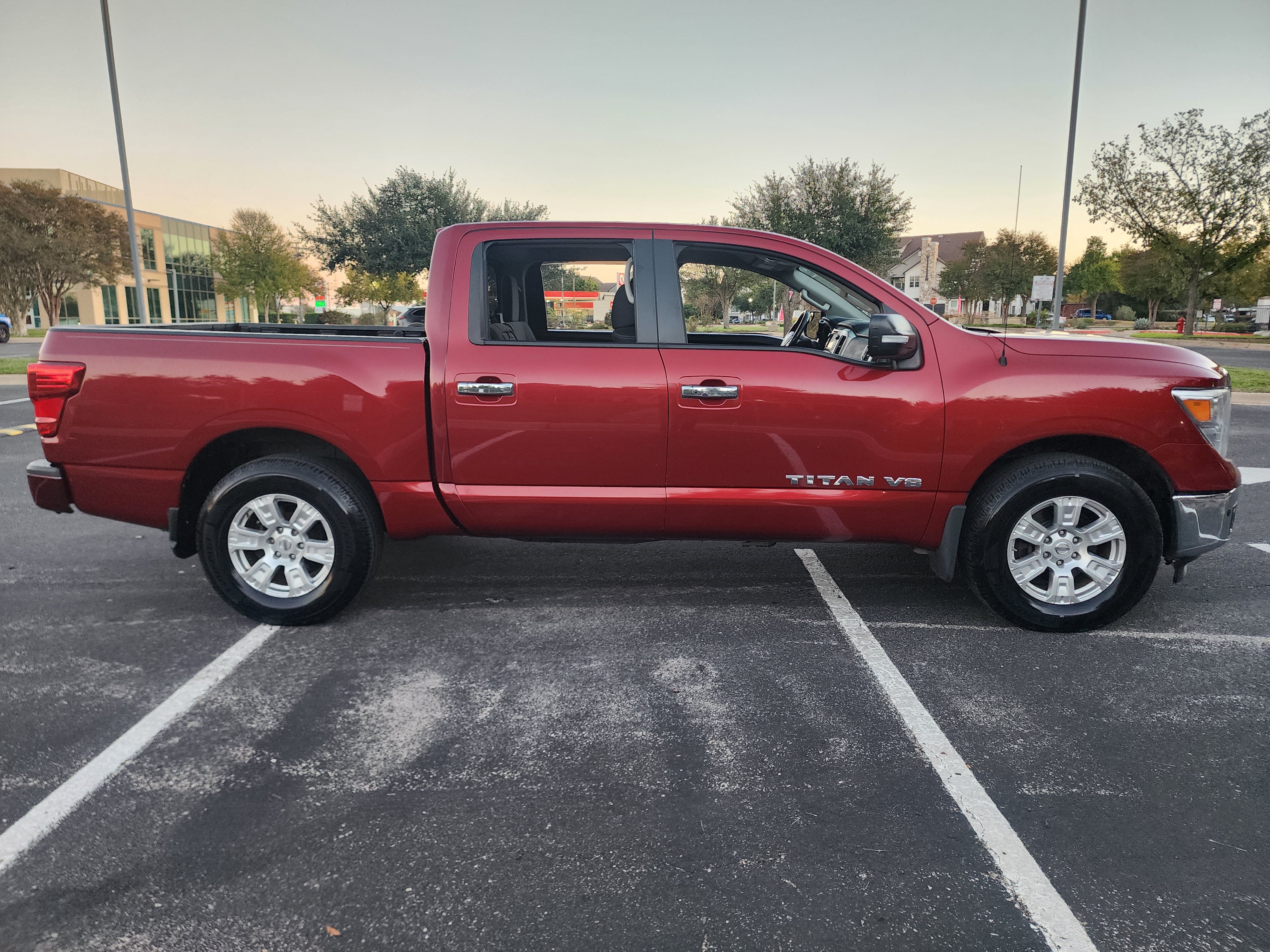 Used 2018 Nissan Titan SV w/ SV Convenience Package AWD/4WD image 8