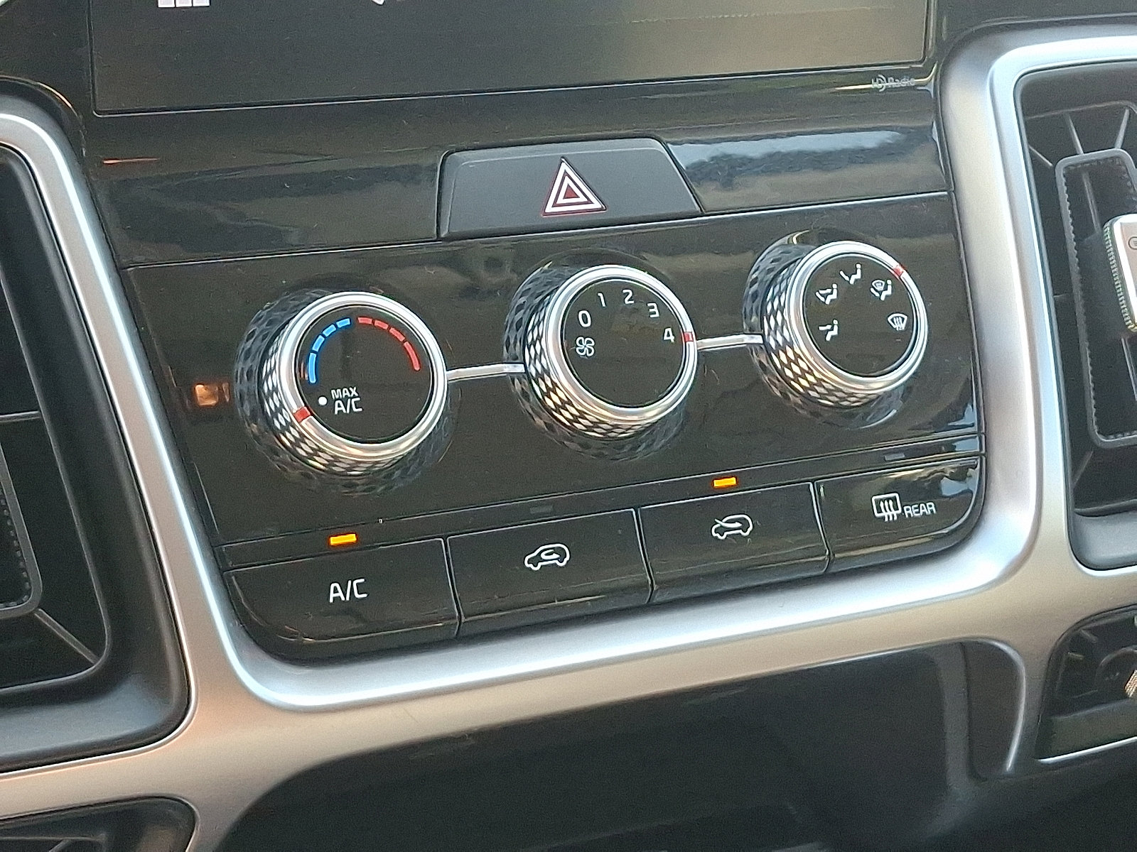 Used 2022 Kia Sorento LX image 15