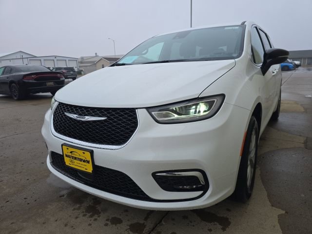 New 2026 Chrysler Pacifica Select image 4