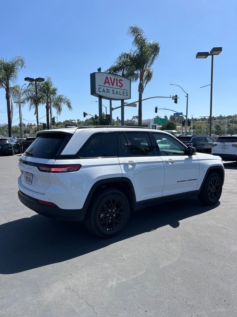 Used 2025 Jeep Grand Cherokee Altitude image 3