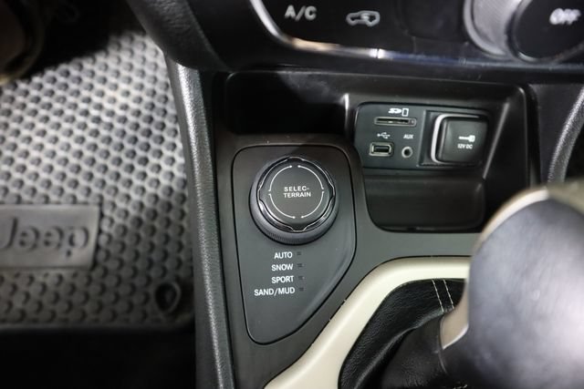 Used 2014 Jeep Cherokee Latitude w/ Cold Weather Group AWD/4WD image 48