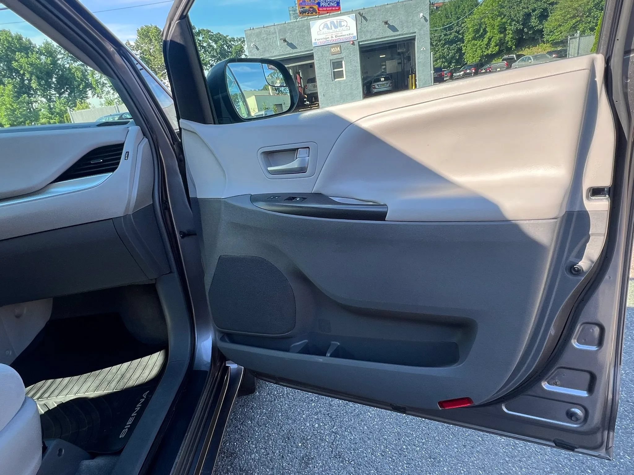 Used 2017 Toyota Sienna LE AWD/4WD image 30