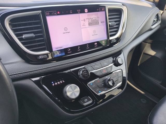 Used 2021 Chrysler Pacifica Touring-L w/ Uconnect Theater Family Group FWD image 11