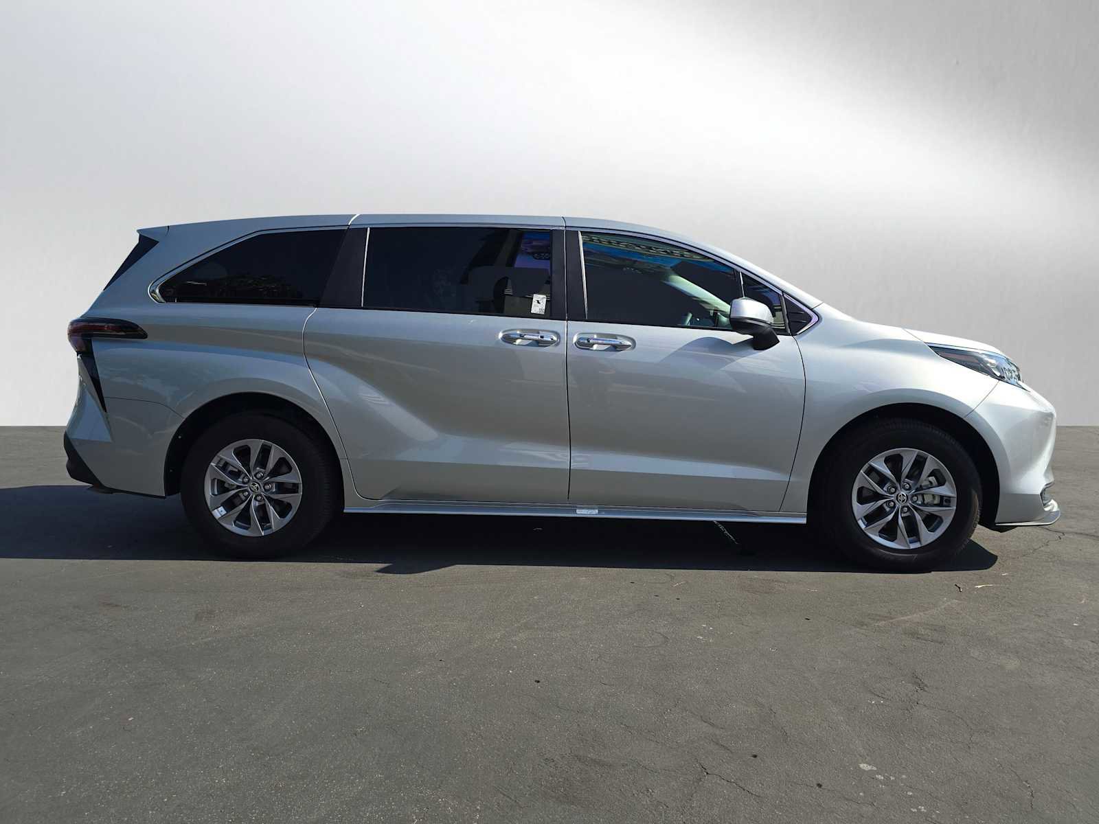 Certified 2025 Toyota Sienna XLE FWD image 2