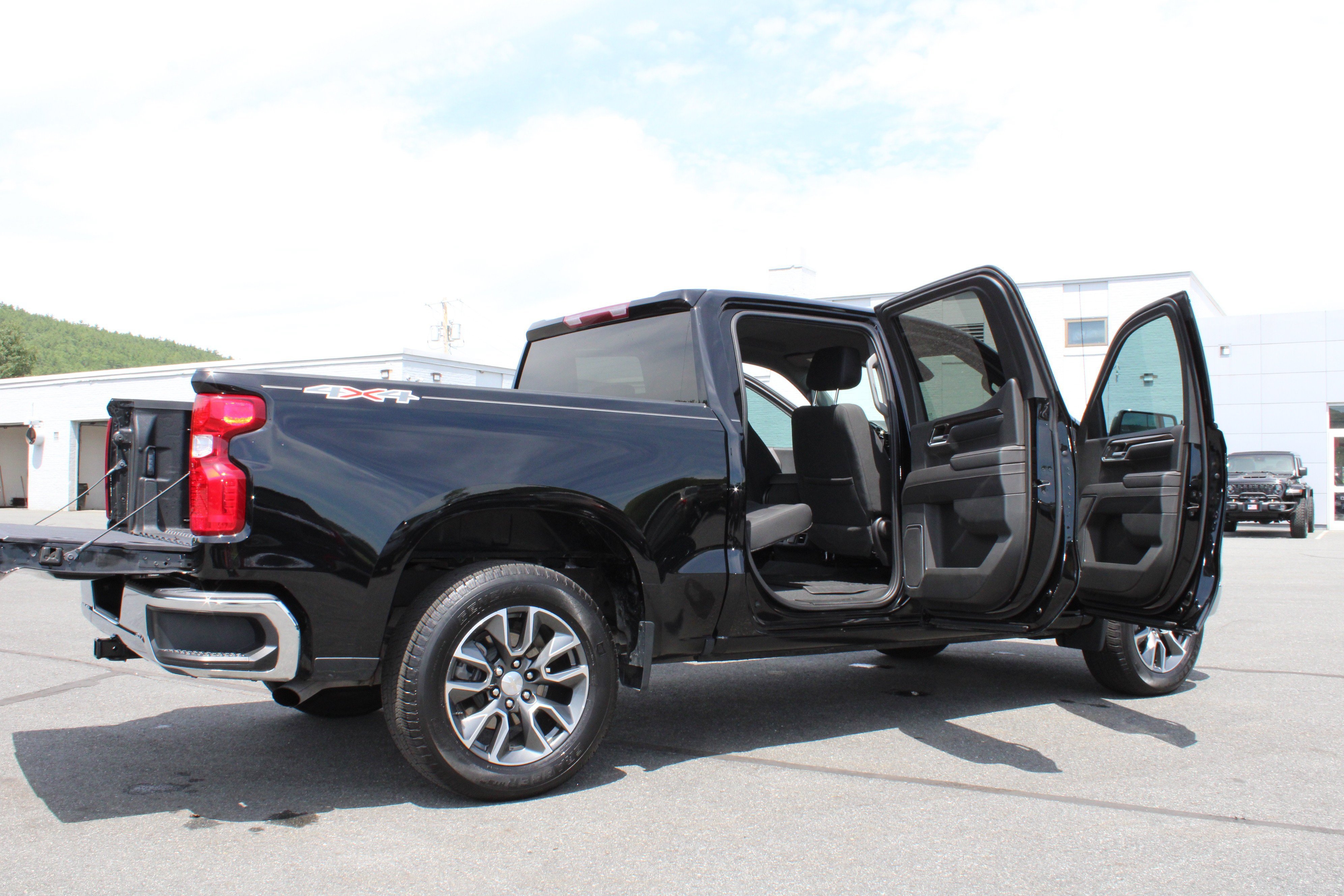 Used 2023 Chevrolet Silverado 1500 LT AWD/4WD image 18