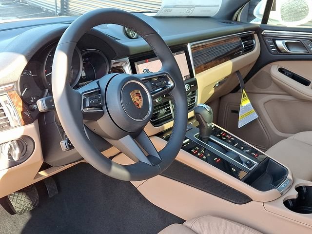 Certified 2026 Porsche Macan AWD/4WD image 4