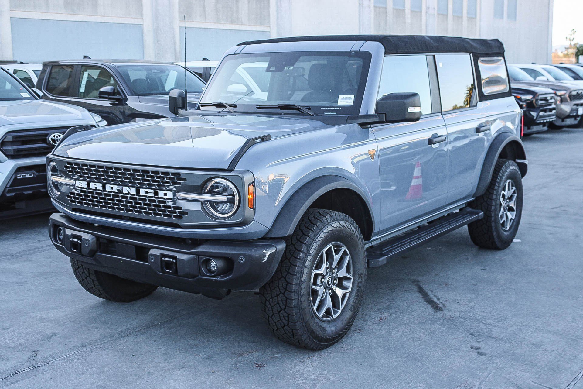 Used 2023 Ford Bronco Badlands AWD/4WD image 3