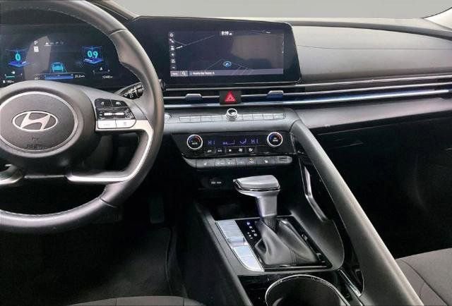 Used 2024 Hyundai Elantra SEL w/ Convenience Package image 2