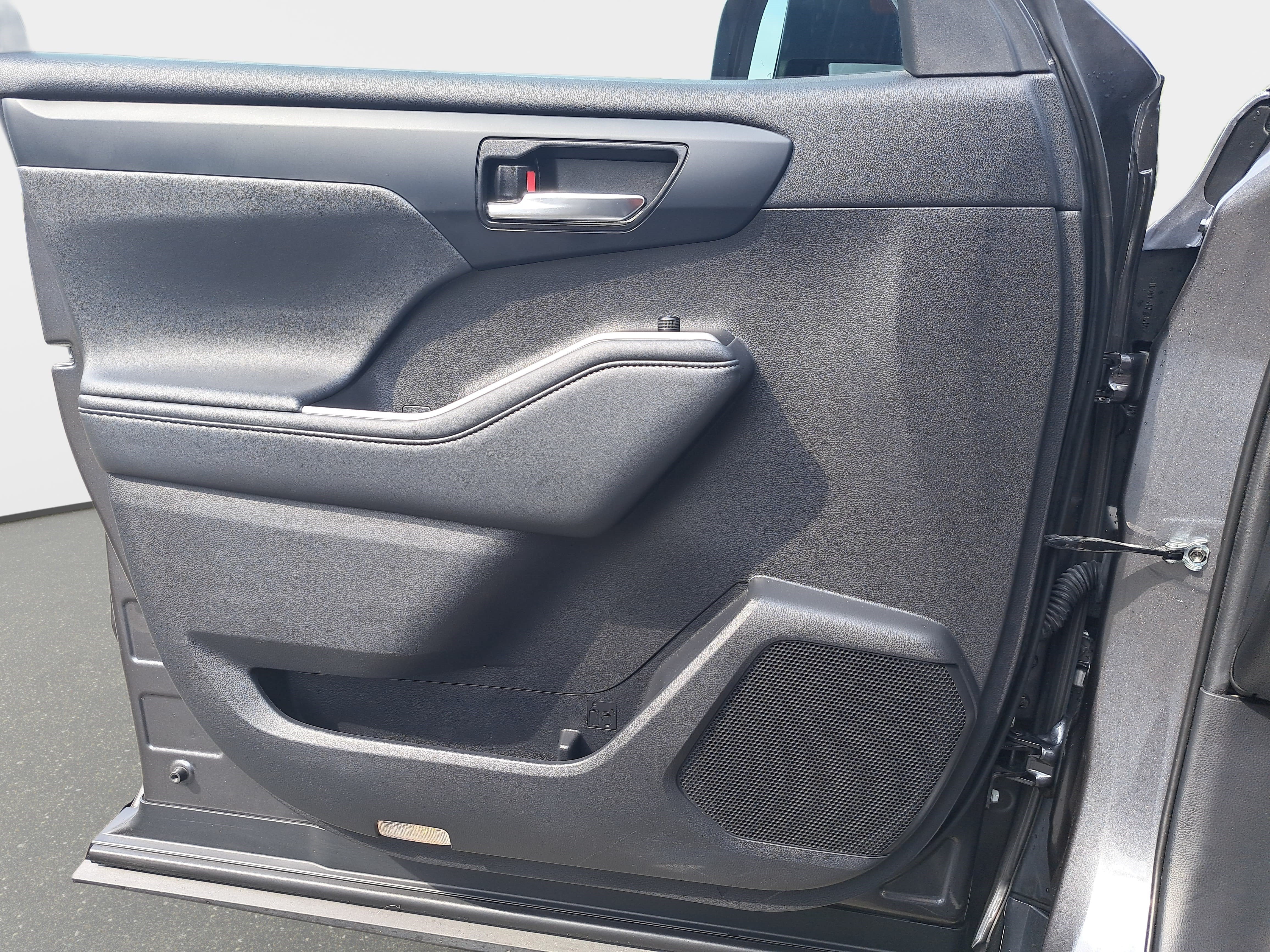 Used 2021 Toyota Highlander XLE FWD image 25
