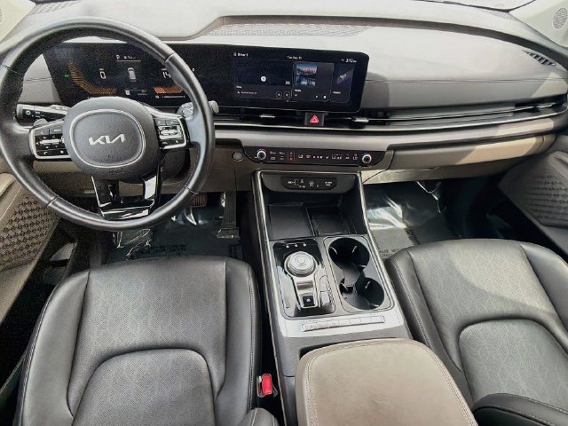 Used 2025 Kia Carnival EX FWD image 16