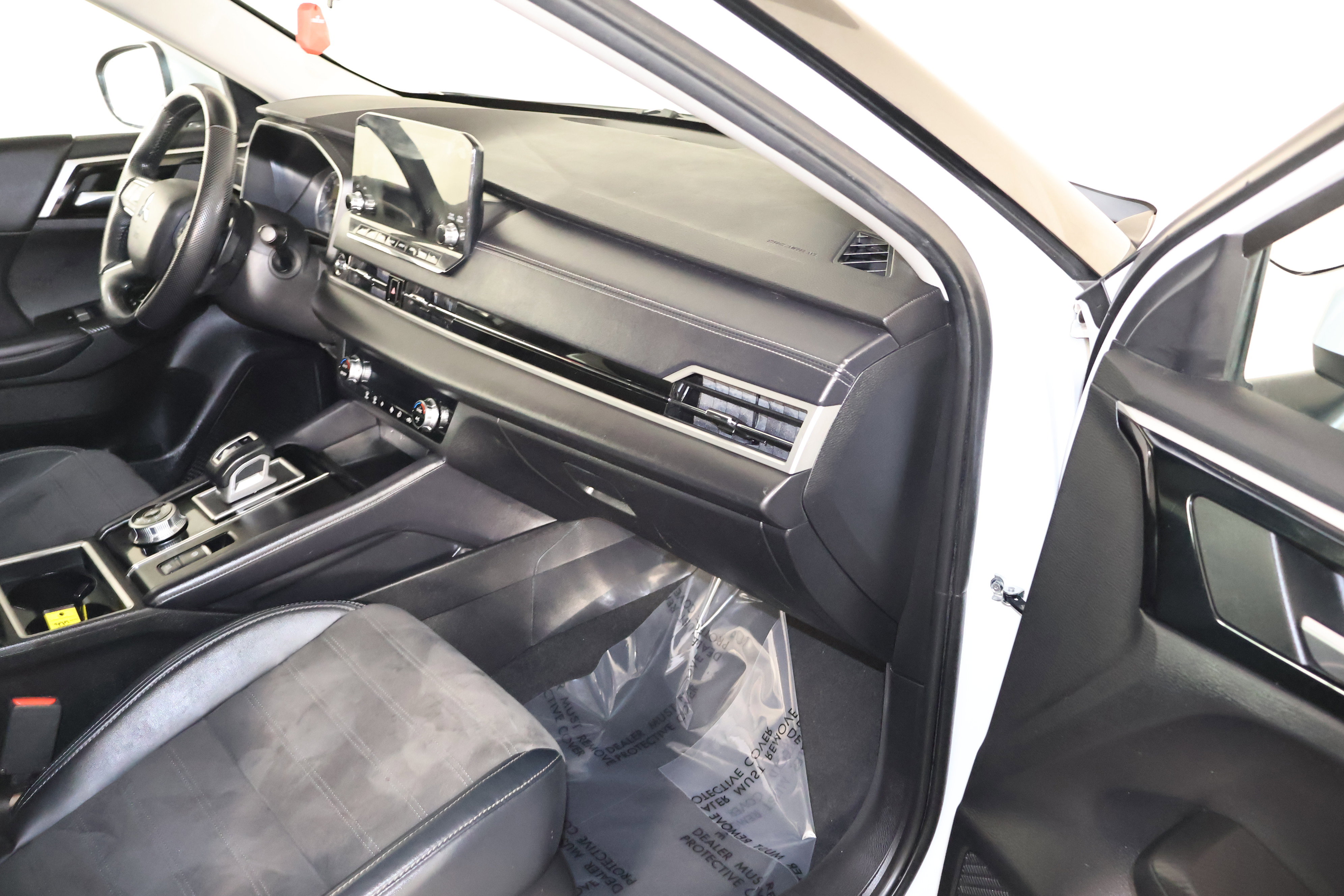 Used 2023 Mitsubishi Outlander SE AWD/4WD image 39