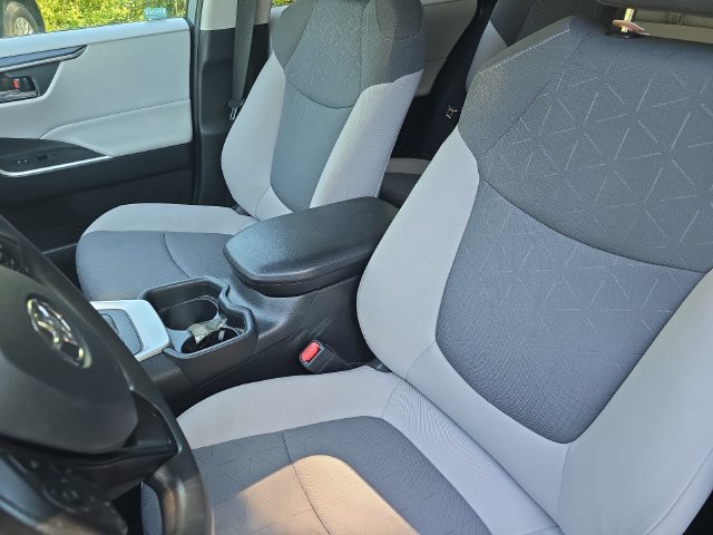 Used 2020 Toyota RAV4 XLE w/ Convenience Package FWD image 13