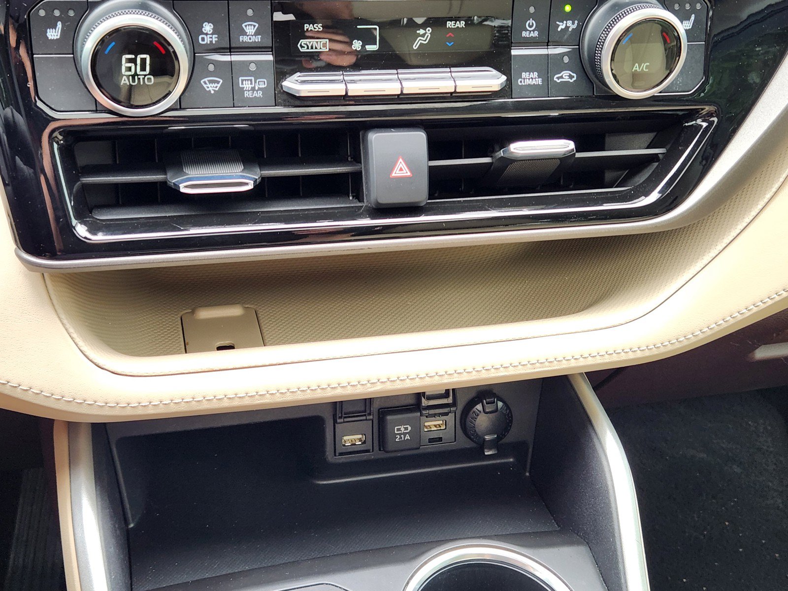 Used 2021 Toyota Highlander XLE FWD image 16