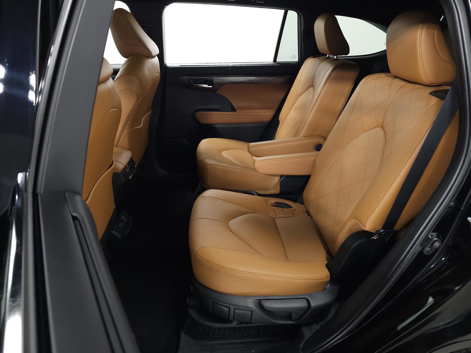 Used 2024 Toyota Highlander Platinum image 32